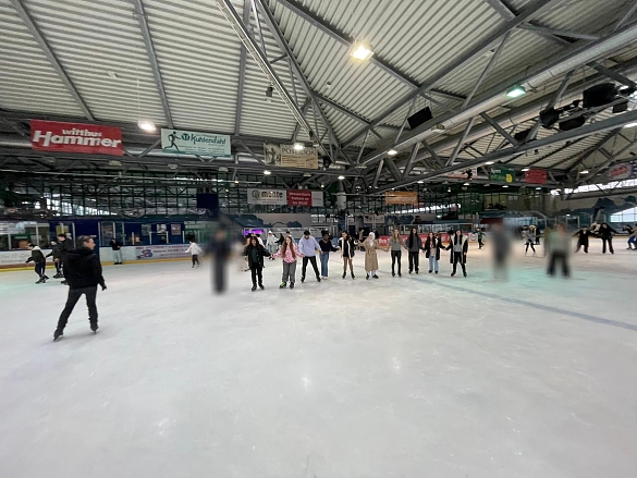 Zeugnis in der Eishalle