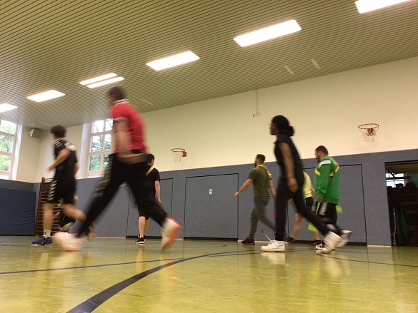 Sch&uuml;ler:innen gehen durch eine Sporthalle